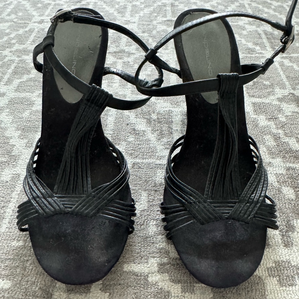 EUC 10 Bandolino Black Strappy Sandal Heel 4.5 inch